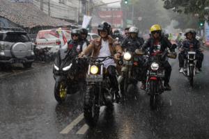 Momen Epic Ganjar Kendarai Motor Bobber di Tengah Hujan, Diikuti Konvoi Ratusan Warga Bandung