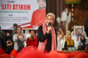 Saat Siti Atikoh Hanyut Bersawalat dengan Jemaah Ponpes Albadru Alaina