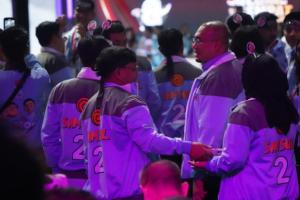 Pendukung Prabowo-Gibran Kompak Kenakan Jaket Naruto