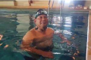 Usai Gunakan Hak Pilih, Capres Prabowo Sempatkan Berenang Di Rumah