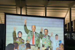 Jelang Debat, Ganjar-Mahfud Kenakan Jaket Top Gun