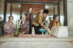 Ziarah ke Makam Tokoh Besar, Mahfud MD Ditemani Anak Cucu Bung Hatta