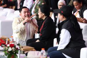 Tampil di Hajatan Rakyat Semarang, Megawati Nyanyi Bareng Nassar