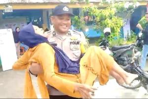 Aksi Aipda Ralon Dengan Sigap Membantu Nenek 93 th Jalan Ke TPS