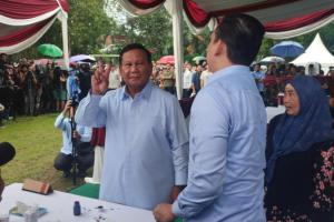 Prabowo Selesai Mencoblos di TPS 033, Acungkan 2 Jari Dicelup Tinta