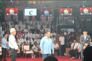 Momen Gibran Bangkit Dari Kursi Berikan Semangat Saat Prabowo Jawab Pertanyaan Anies Terkait Pelanggaran Etik MK