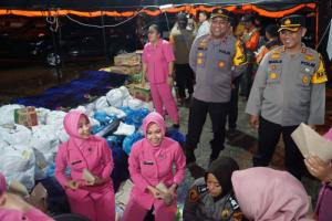 Ingatkan Masyarakat Sukseskan Pemilu 2024, Kapolres Rokan Hulu Bagikan Ratusan Sembako ke Warga Terdampak Banjir