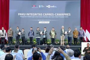 Pasangan Capres-Cawapres Pakai Jaket dari KPK Setelah Pidato di Acara PAKU Integritas