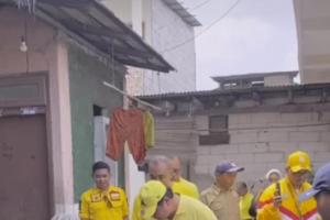 Ketum Airlangga Blusukan ke Cengkareng, Pastikan Warga Miskin Terima Bansos