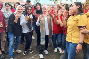 Kunjungi Pabrik di Jombang, Atikoh : Perempuan Bisa Berkontribusi dan Dorong Kemajuan Perekonomian Bangsa