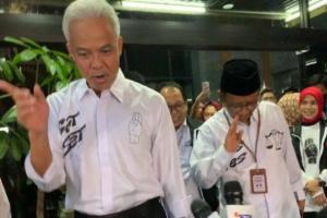 Jelang Debat, Ganjar-Mahfud Kompak Pakai Kemeja Putih Bertulis Sat Set dan Tas Tes