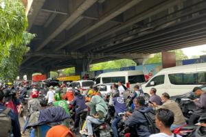 Pendukung Anies-Cak Imin Membludak, Depan Gerbang Tol Timur Macet Tak Bergerak