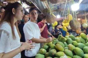 Gibran Blusukan ke Pasar Rawasari, Temukan Harga Cabai Mahal