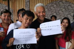 Tampil Akrab, Ganjar Nongkrong dengan Anak Milenial dan Gen Z di Purbalingga