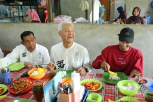 Momen Humanis Ganjar, Ajak Pendukung Prabowo Makan dan Sampaikan Pesan Damai