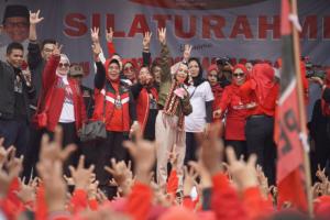 Kunjungi Lampung, Siti Atikoh Kenakan Jaket Top Gun