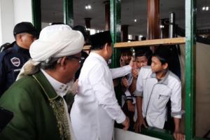 Prabowo Subianto Lakukan Kampanye Perdana di Ponpes Miftahul Huda Tasikmalaya: Para Santri Shalawatan