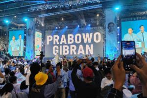 Prabowo-Gibran Sambut Massa Pendukung di Istora