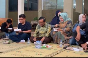 Jelang Pencoblosan, Mahfud Sempatkan Sarapan Bersama Keluarga dan Wartawan