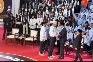 Tiba di Tempat Debat, Ke-3 Capres-Cawapres Kompak Saling Jabat Tangan