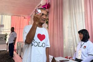 Ambil Konsep Hari Valentine, Warga Dapat Cokelat di TPS Gibran Nyoblos