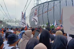 Jalan Kaki Menuju JIS, Pendukung AMIN Padati Rel Kereta Api