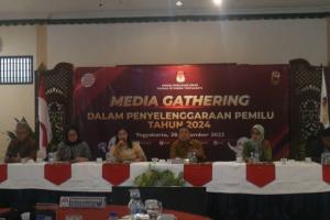 Hindari Masalah Di Surat Suara Pemilu 2024, KPU DIY Berikan Buku Panduan Teknis Kepada Petugas