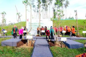 Ibu Iriana dan Tim OASE KIM Ajak Publik Peduli Lingkungan Lewat Kunjungan ke Embung MBH IKN