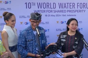 Sandiaga Belikan Souvenir Banteng untuk Puan Maharani