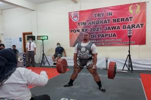 Saat Latihan Lifter Jabar Pecahkan Rekornas