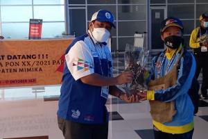 Noken-Ukiran Sambut Kedatangan Kontingen PON Papua