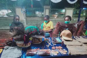 Siska Membantu Kakak Berjualan Noken