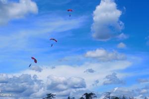 Ratusan Atlet Ikuti Terjun Payung PON Papua