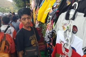 Jual Pakaian PON, Viki Raup Jutaan Rupiah