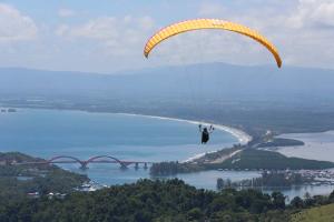 Cuaca Panas Menyengat Jadi Tantangan Atlet Paralayang