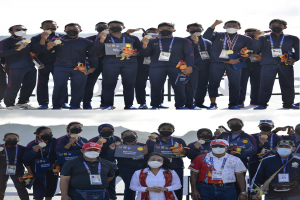 Jawa Barat Kawinkan Emas Dayung Perahu Naga