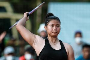 Tampil Perdana, Atina Raih Emas Pecahkan Rekor