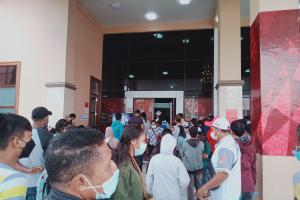 Dukung Amoreus, Ratusan Warga NTT Serbu GSG Eme Neme Yauware