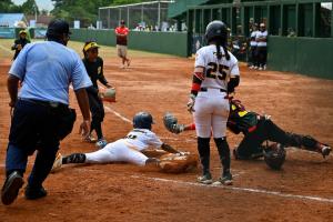 Kalahkan Sulteng, Softball Putri Papua Tatap Final