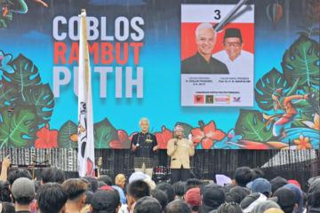 Pimpin Doa di Hajatan Rakyat Solo, Mahfud Ajak Puluhan Ribu Massa Lantunkan Salawat Badar