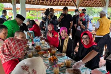 Pakai Jaket Sat Set, Atikoh Hadiri Pertemuan TPD Ganjar-Mahfud Lampung Hingga Meresmikan Pasar Murah