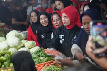 Kunjungi Pasar Tradisional, Siti Atikoh Bahas Daruratnya Kedaulatan Kedelai Indonesia