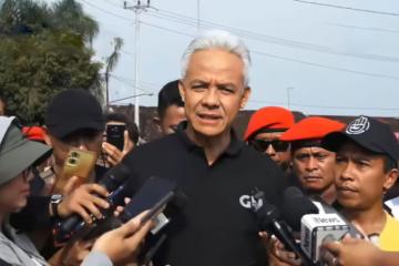 Ganjar Ngopi Santai Bareng Supir Truk di Terminal Kota Limpung, Bahas Pungli Hingga Truk ODOL