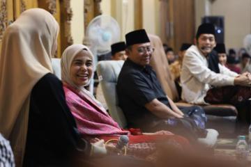 Gus Iqdam Ajak Siti Atikoh Bertemu Keluarga, Titipkan Sarung untuk Ganjar Pranowo