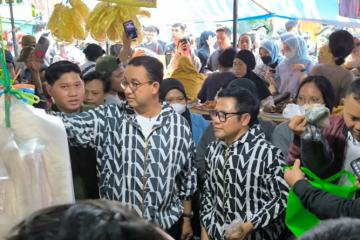 Anies dan Cak Imin Berburu Takjil di Bazaar Takjil Ramadhan Benhil