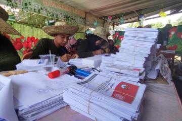 Meriahkan Pemilu, Petugas TPS di Banua Supanggal Kalsel Berpakaian Khas Warga India