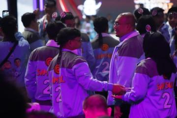 Pendukung Prabowo-Gibran Kompak Kenakan Jaket Naruto