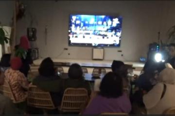 Ingin Tahu Visi dan Misi Serta Program Capres, Para Ibu-Ibu Nobar Debat Perdana Live di TVRI