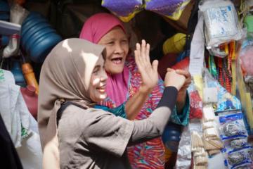 Blusukan ke Pasar Pagotan, Siti Atikoh Sambangi Lapak dan dengar Keluhan Para Pedagang