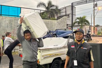 PPS Manahan Distribusikan Logistik Pemilu ke TPS 034 Manahan